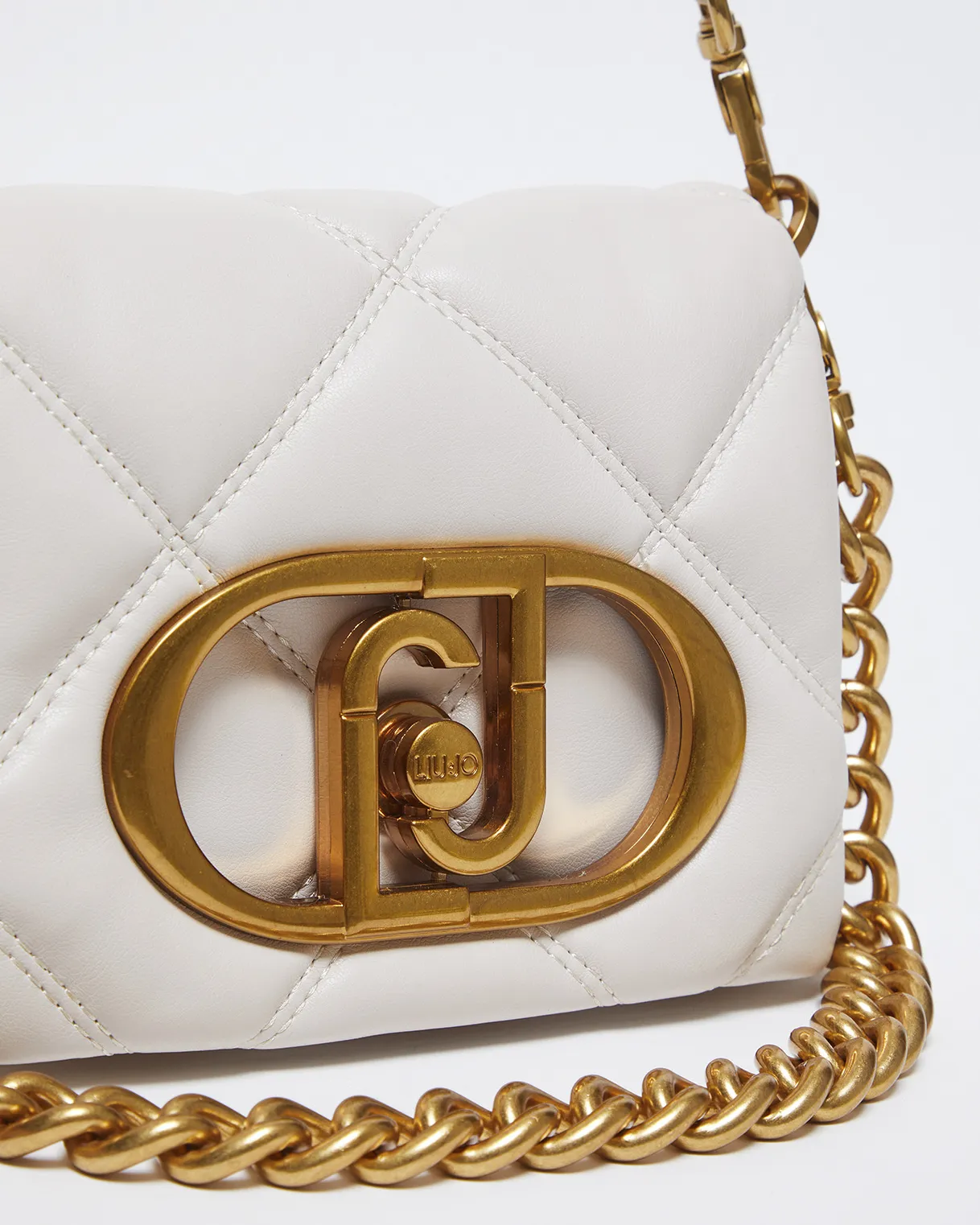 Borsa Puffy Icon avorio misura piccola in similpelle trapuntata a rombi con placca maxi logo sulla patta e catena rimovibile