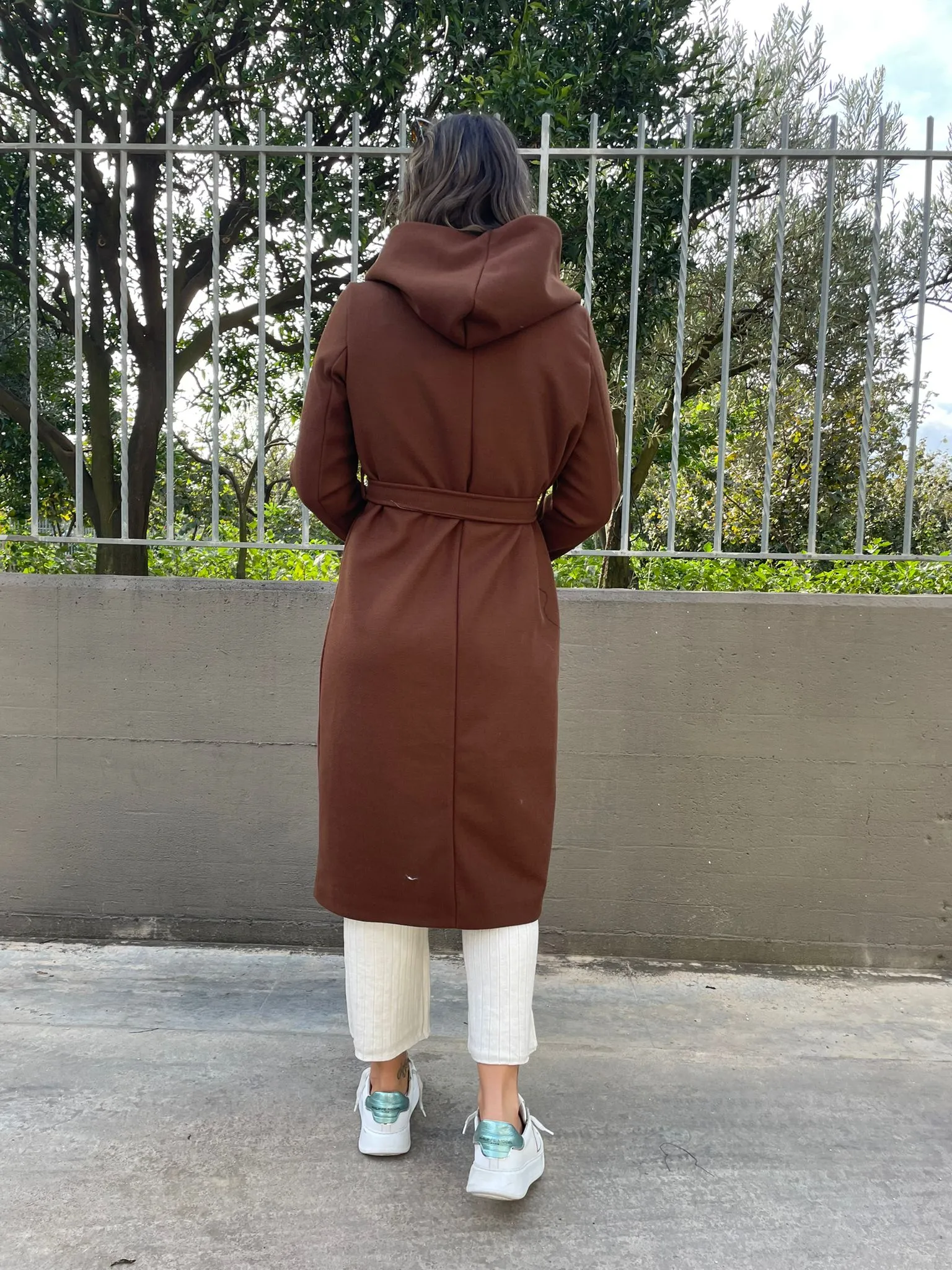 Cappotto tinta unita con cintura in vita e cappuccio