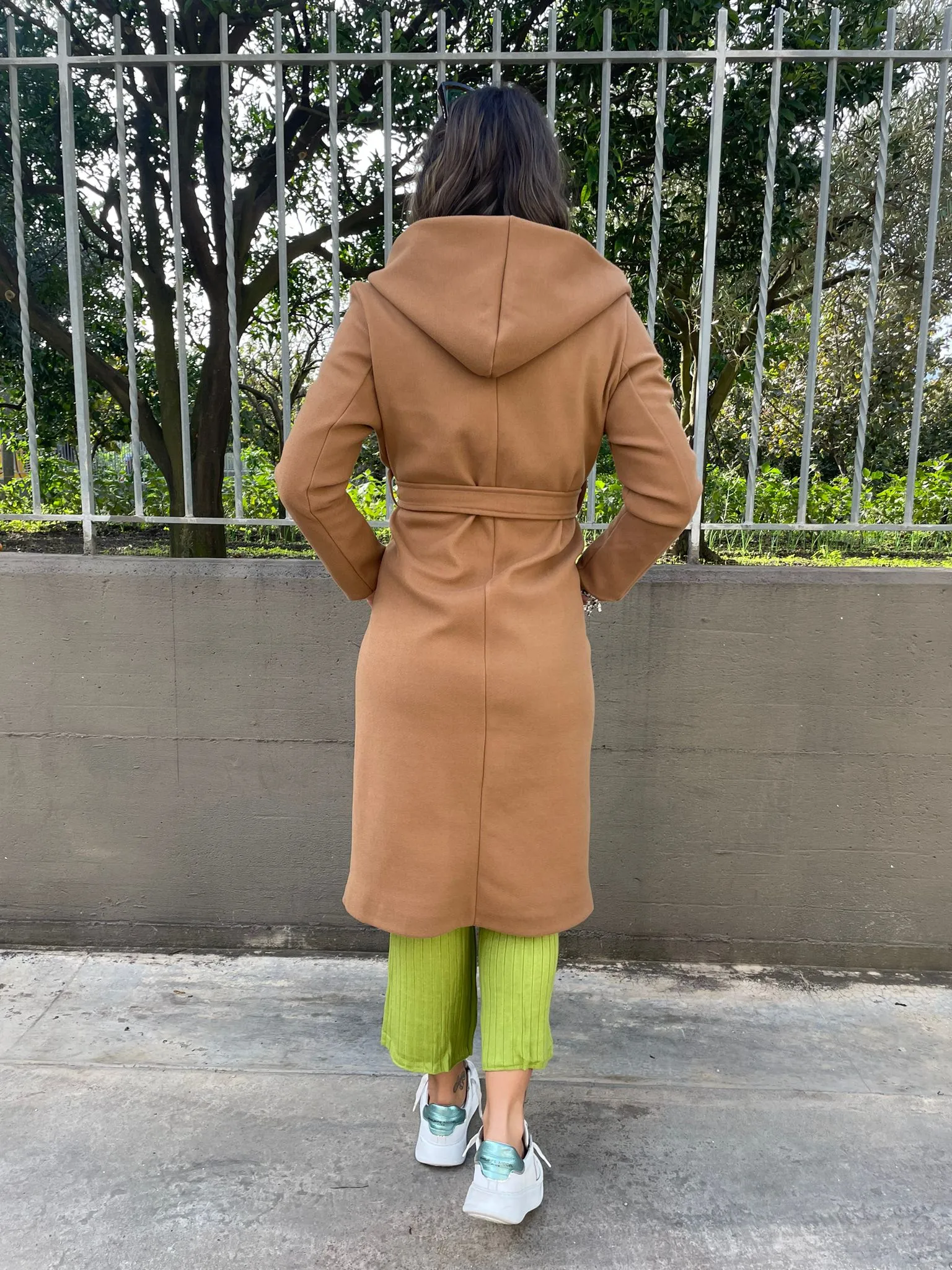 Cappotto tinta unita con cintura in vita e cappuccio