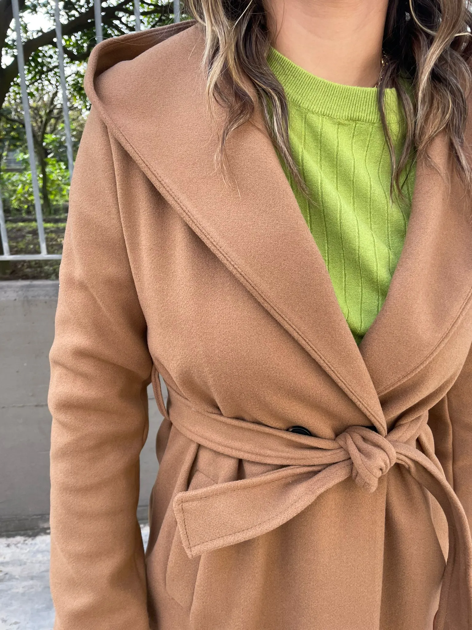 Cappotto tinta unita con cintura in vita e cappuccio