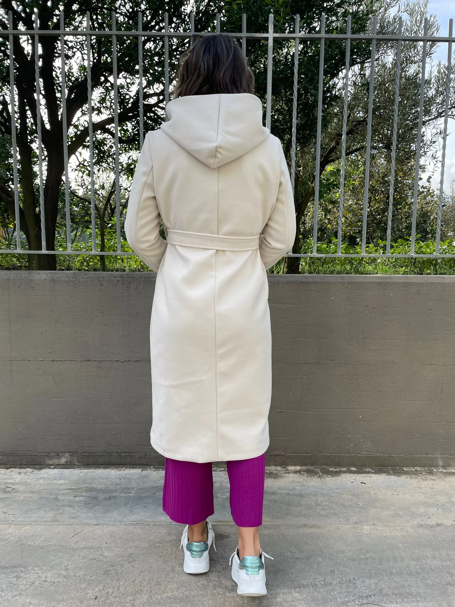 Cappotto tinta unita con cintura in vita e cappuccio