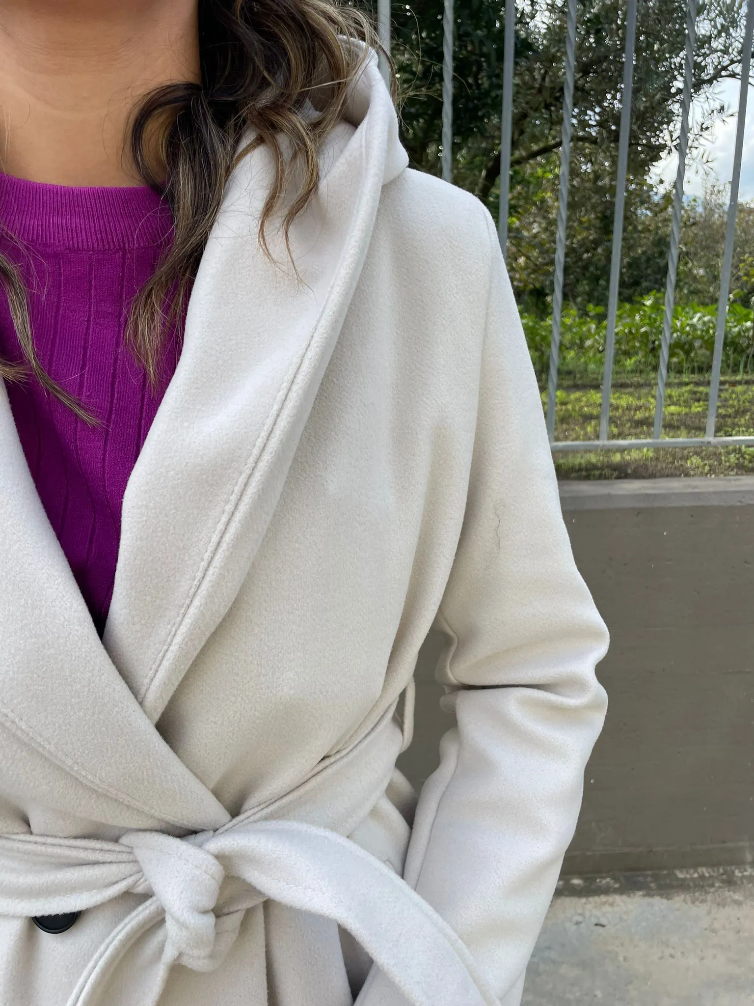 Cappotto tinta unita con cintura in vita e cappuccio