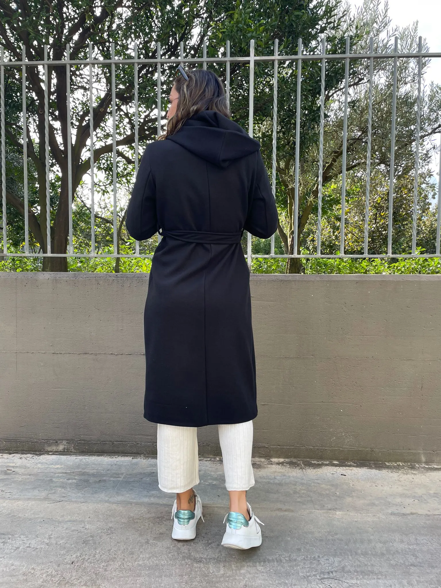Cappotto tinta unita con cintura in vita e cappuccio