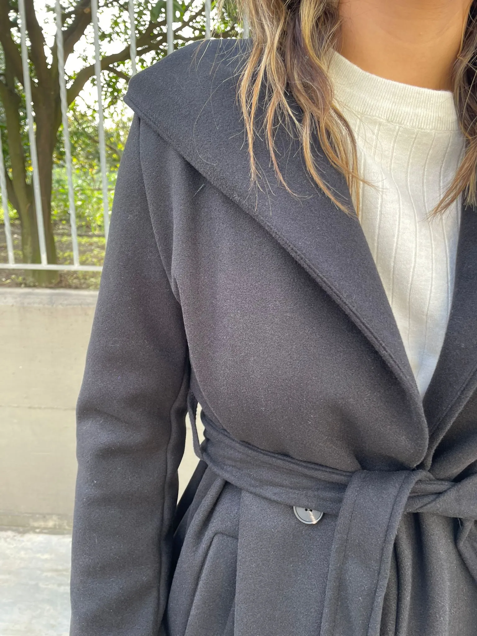 Cappotto tinta unita con cintura in vita e cappuccio